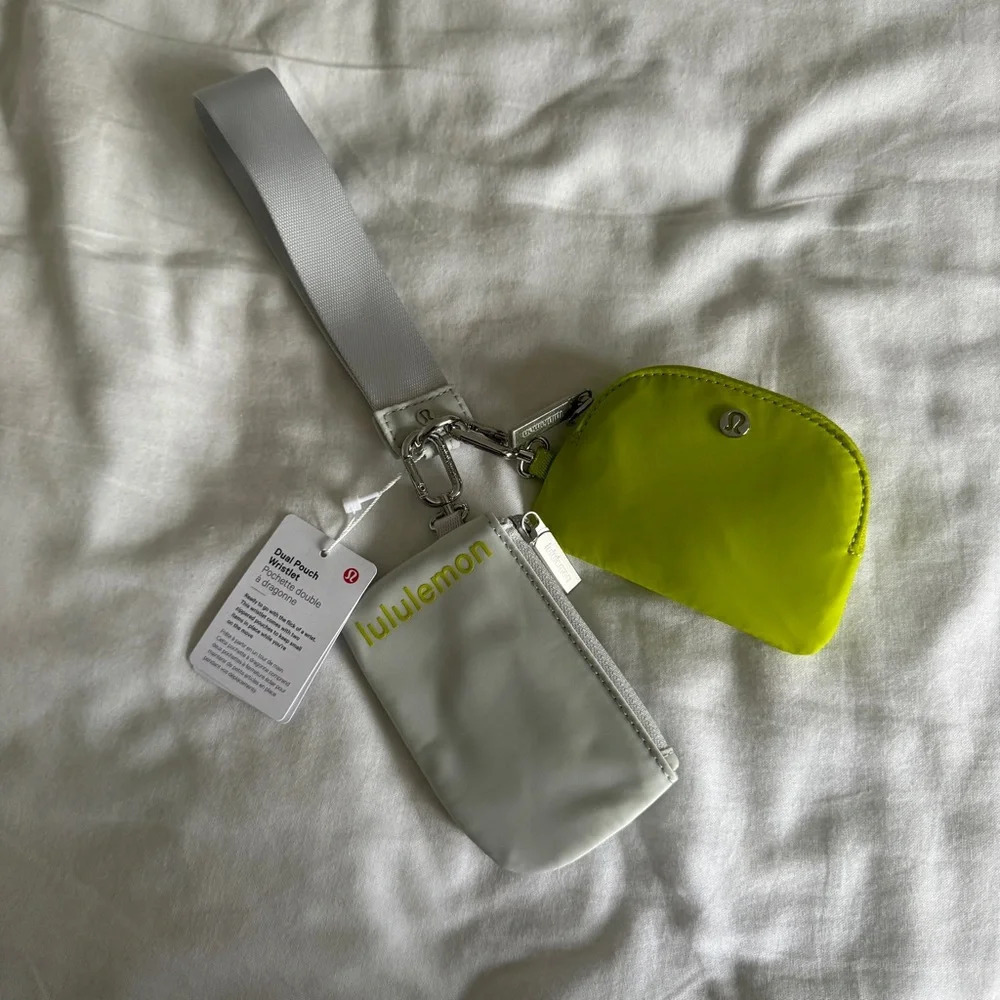 15🆕💚 Lululemon Dual Pouch Wristlet Vapor Lichen Lime